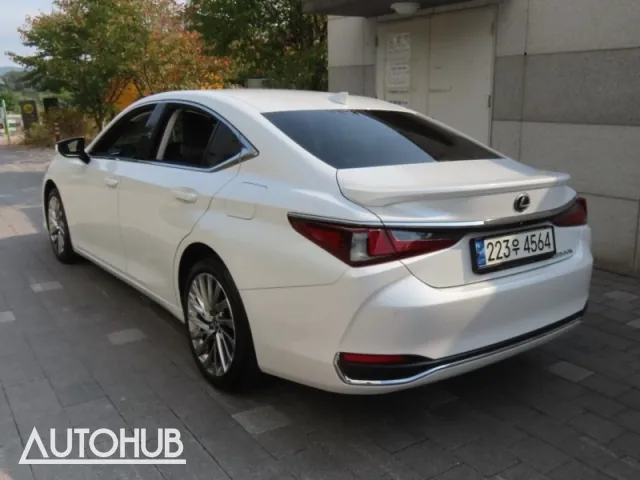 Lexus Es 300H 2023 photo 4