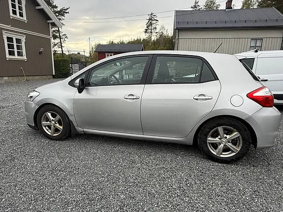Toyota Auris 2012 photo 2