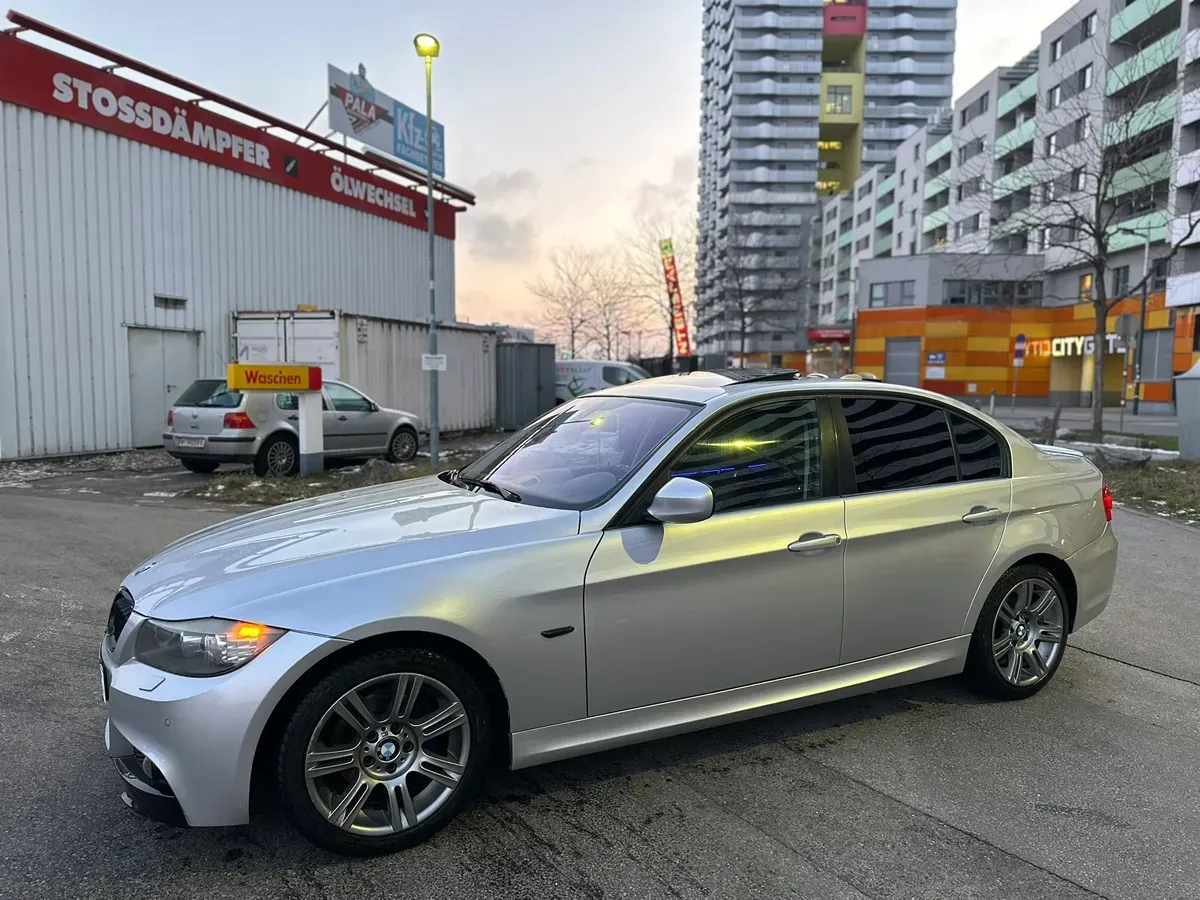 BMW 3 Series 2011 photo 3