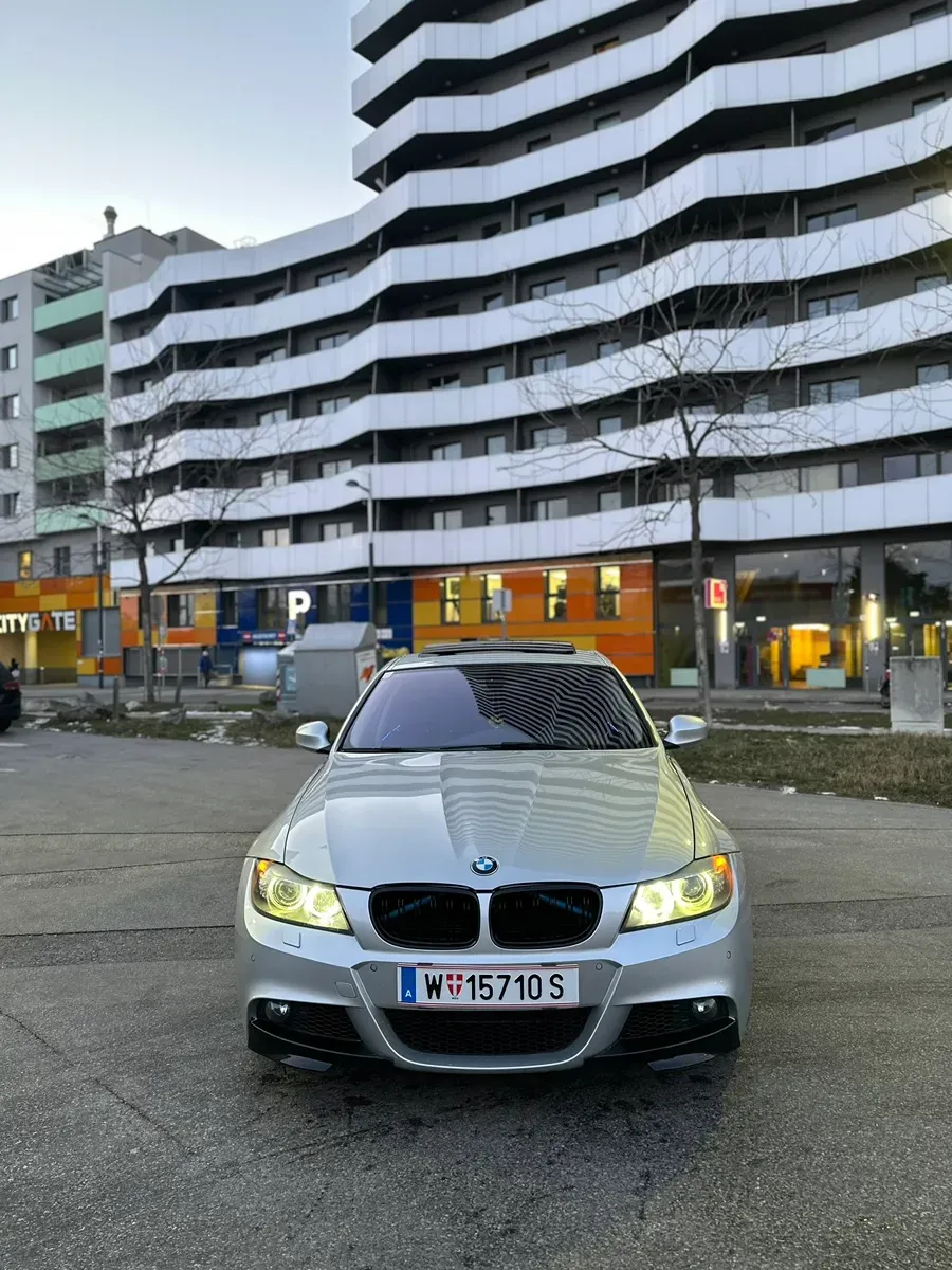 BMW 3 Series 2011 photo 2