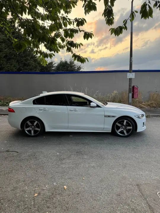 Jaguar Xe 2016 photo 4