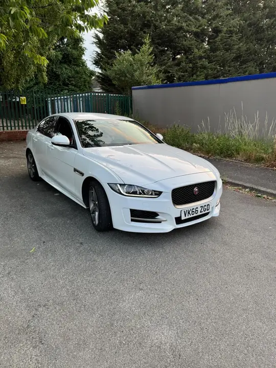 Jaguar Xe 2016 photo 3