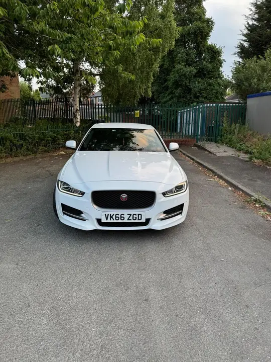 Jaguar Xe 2016 photo 2