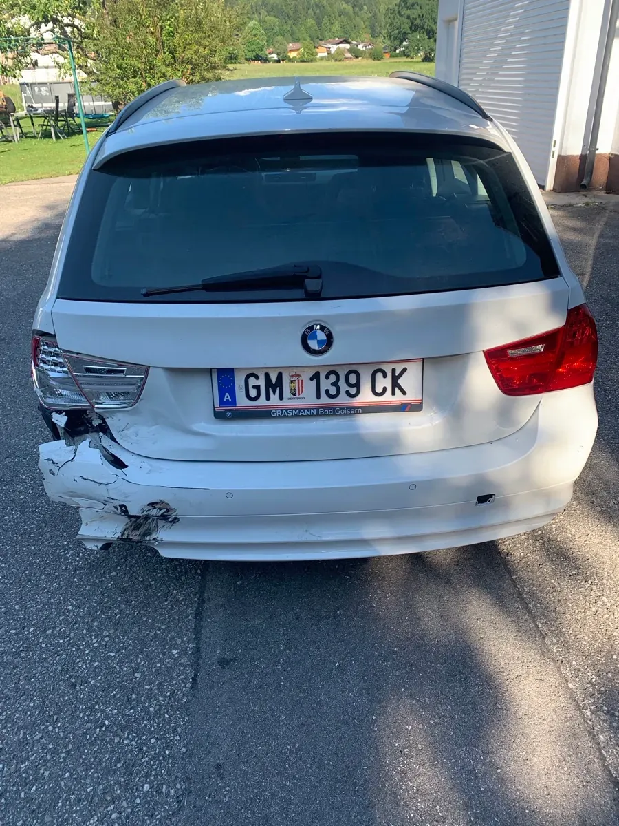 BMW 3 Series 2010 photo 2