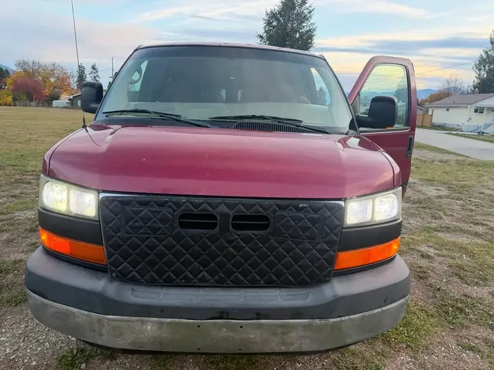 GMC Savana 2009 photo 2