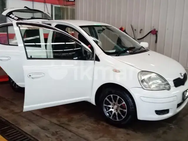 Toyota Vitz 2004 photo 3