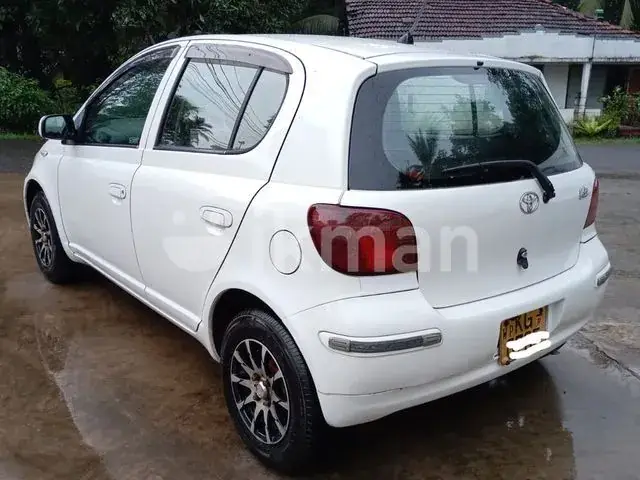 Toyota Vitz 2004 photo 4