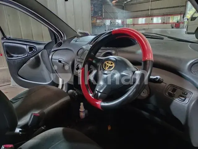 Toyota Vitz 2004 photo 5