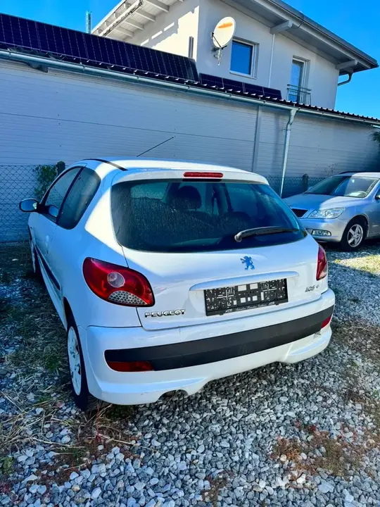 Peugeot 206 2011 photo 2