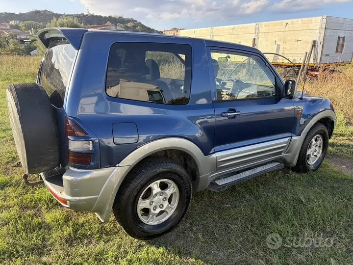 Mitsubishi Pajero 2002 photo 2