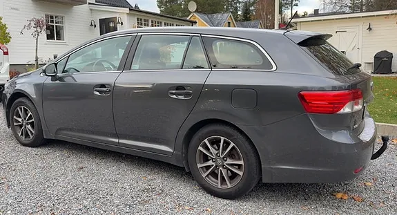 Toyota Avensis 2013 photo 2