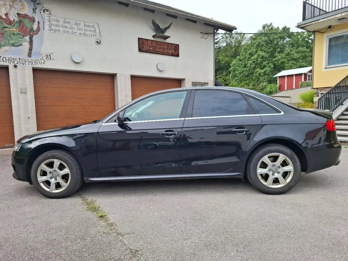 Audi A4 2010 photo 2