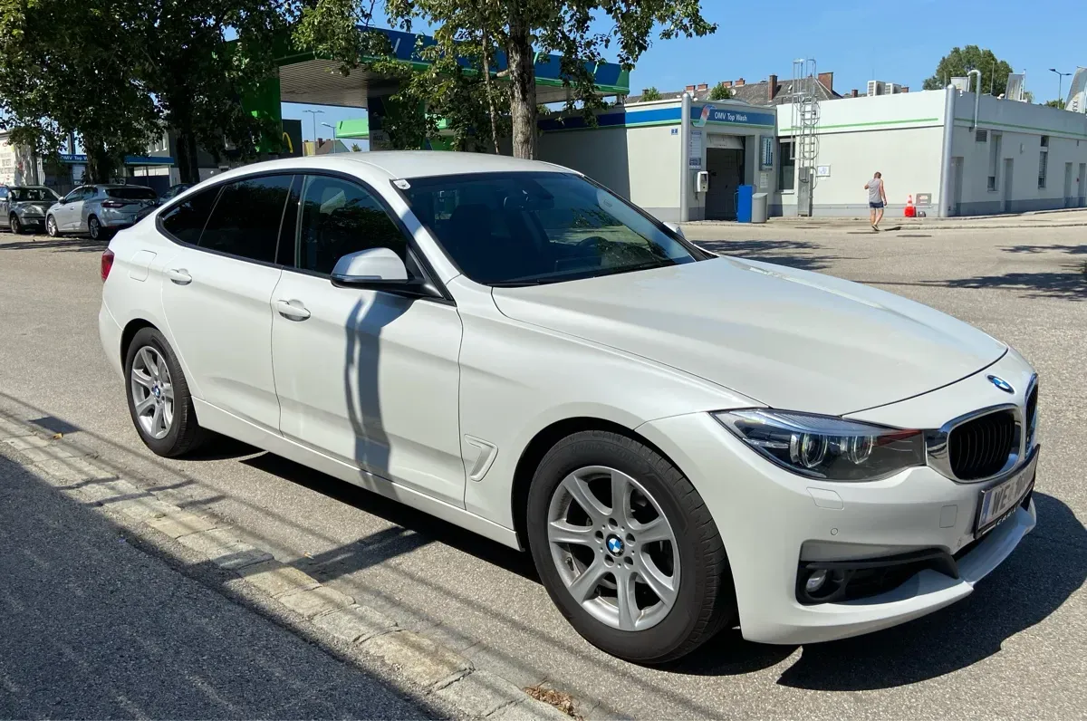 BMW 3 Series 2018 photo 3