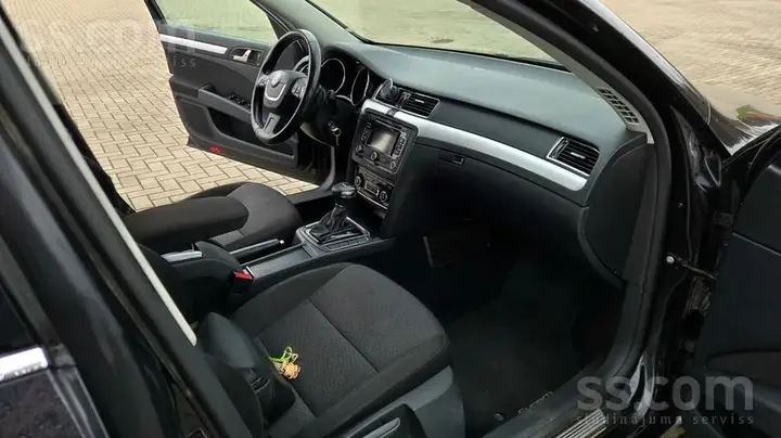 Skoda Superb 2012 photo 4