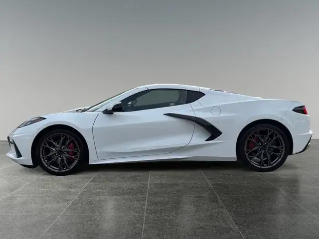 Chevrolet Corvette Stingray 2025 photo 2