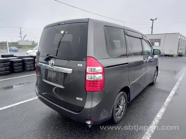 Toyota Noah 2011 photo 4