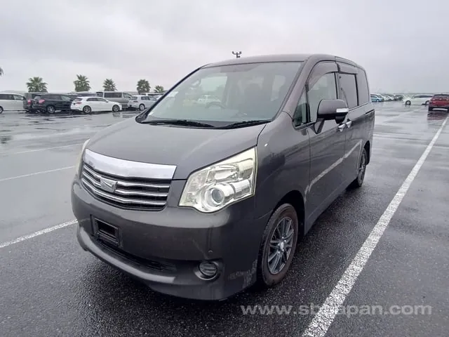 Toyota Noah 2011 photo 2
