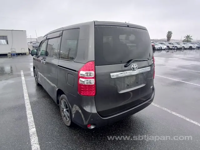 Toyota Noah 2011 photo 3