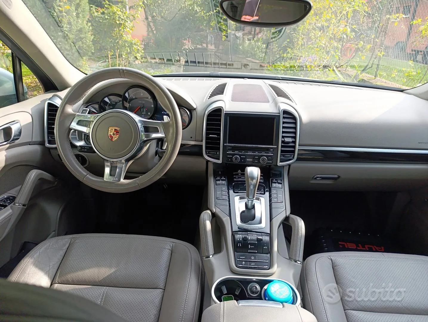 Porsche Cayenne 2012 photo 2