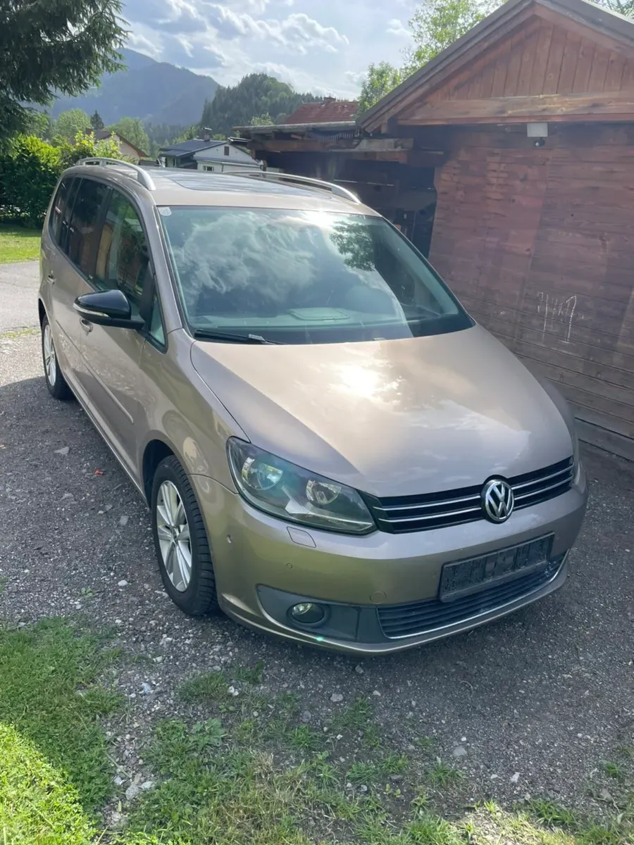 Volkswagen Touran 2012 photo 2