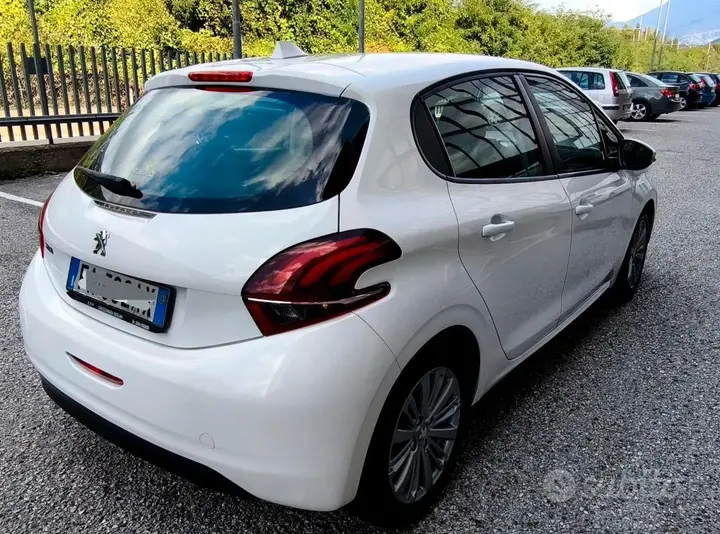Peugeot 208 2015 photo 2