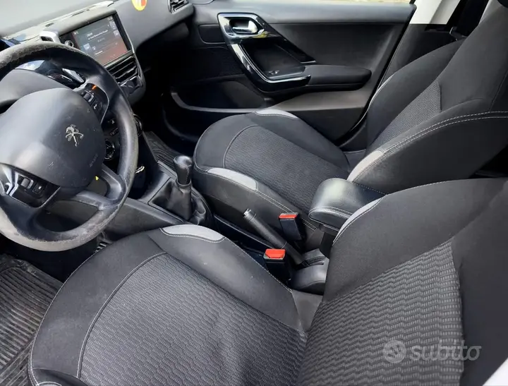 Peugeot 208 2015 photo 4