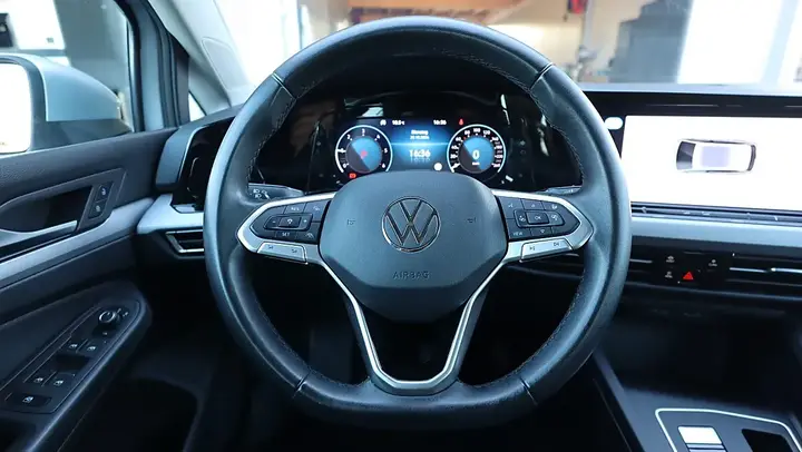 Volkswagen Golf 2023 photo 2