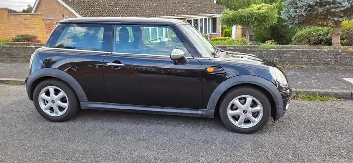 Mini Hatch 2010 photo 2