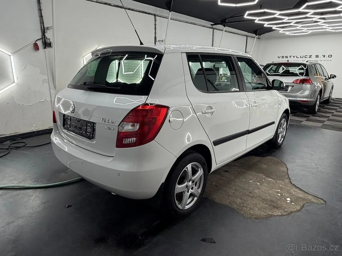 Skoda Fabia 2012 photo 4