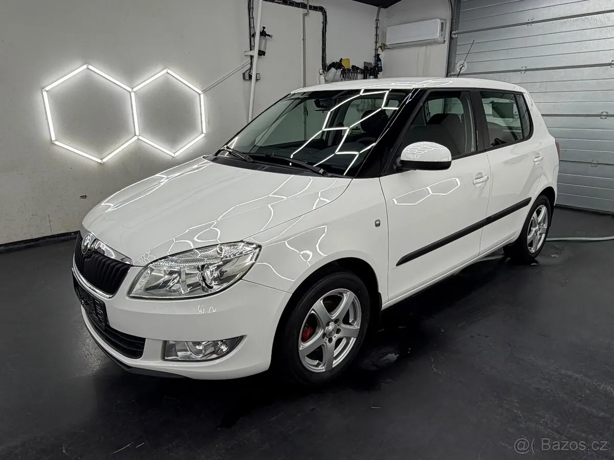 Skoda Fabia 2012 photo 2