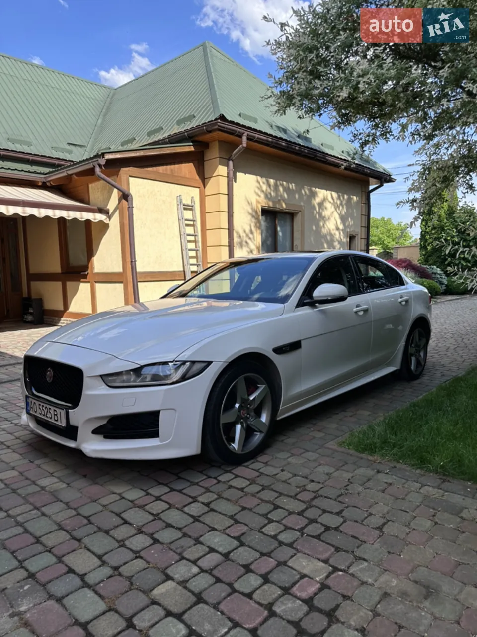 Jaguar Xe 2016 photo 4