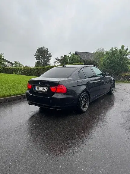 BMW 320I 2010 photo 3