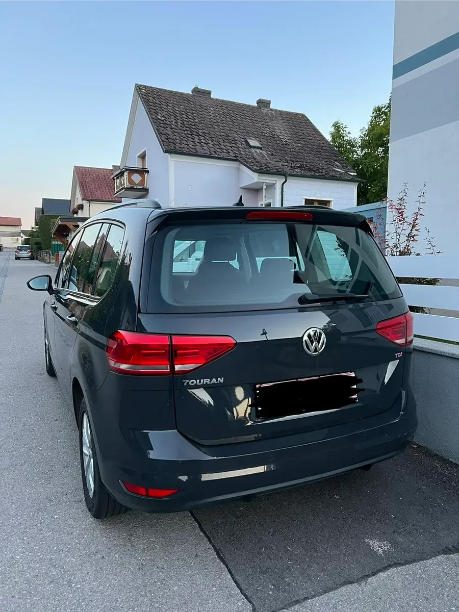 Volkswagen Touran 2017 photo 2