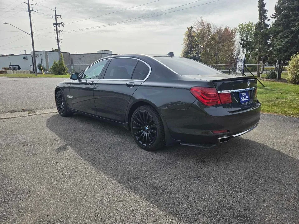 BMW 7 Series 2012 photo 2