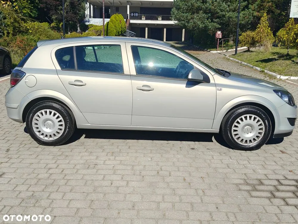 Opel Astra 2010 photo 5