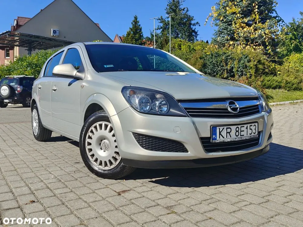 Opel Astra 2010 photo 2