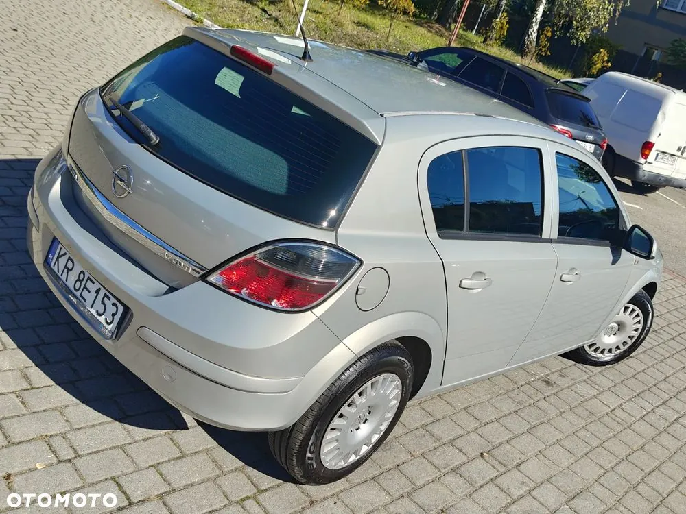 Opel Astra 2010 photo 4