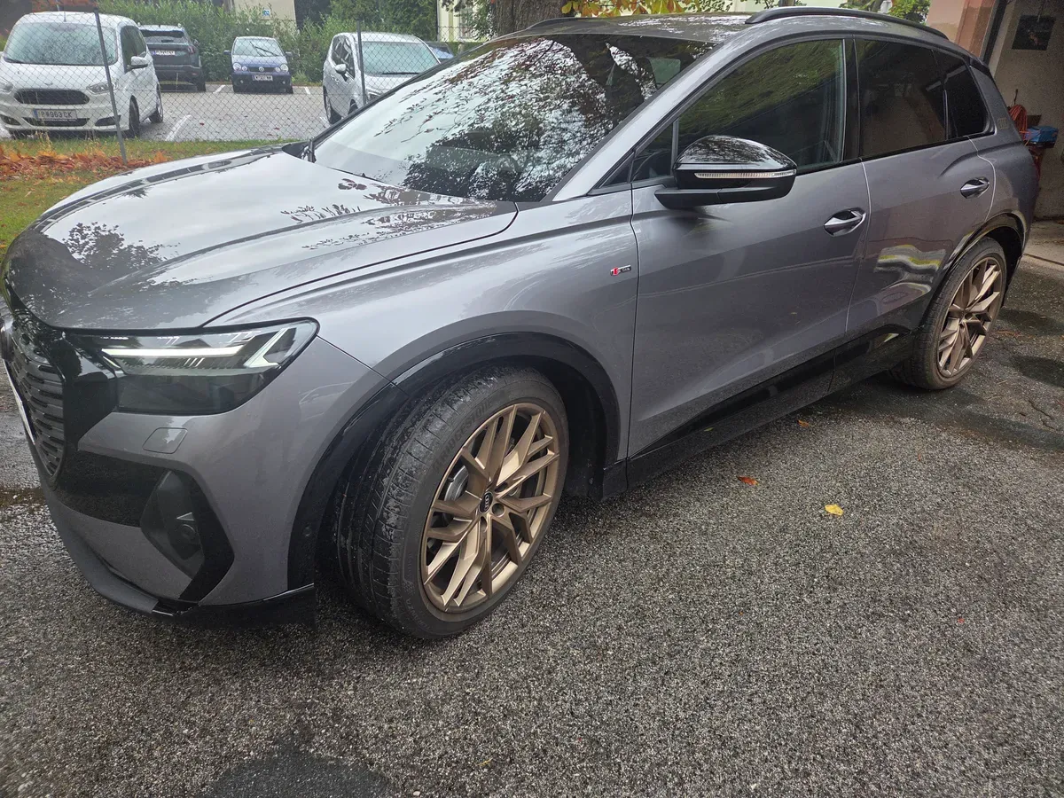 Audi Q4 2023 photo 2