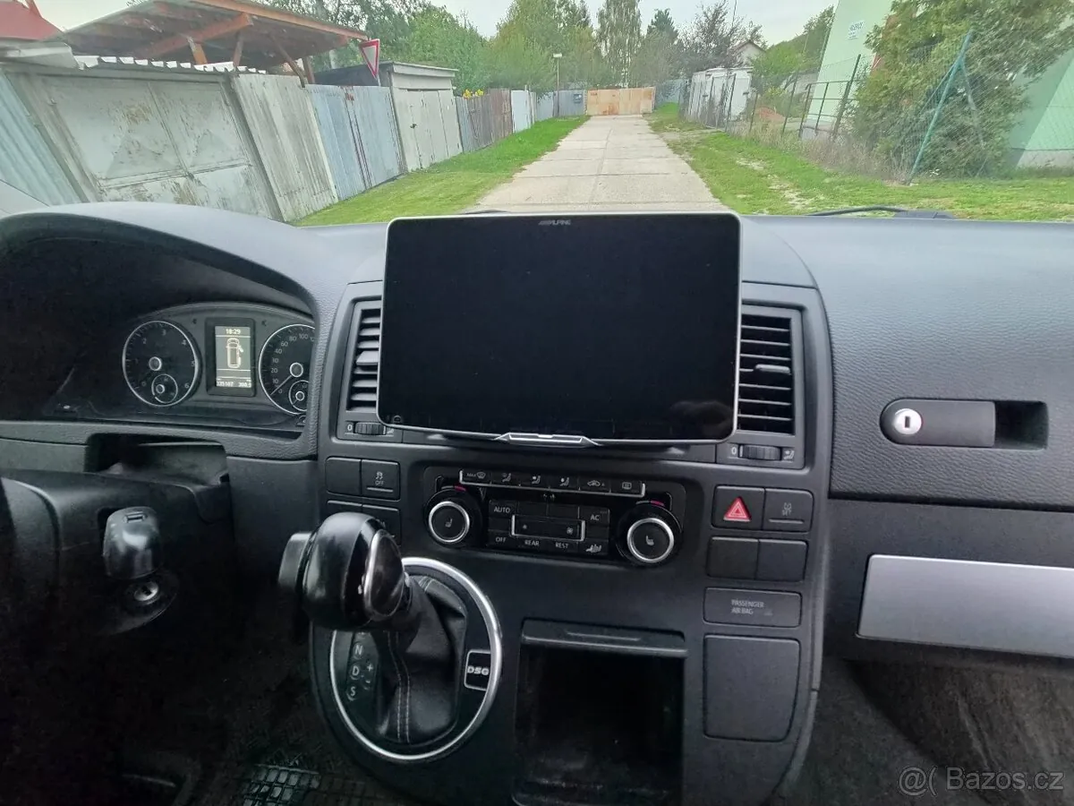 Volkswagen Multivan 2011 photo 5