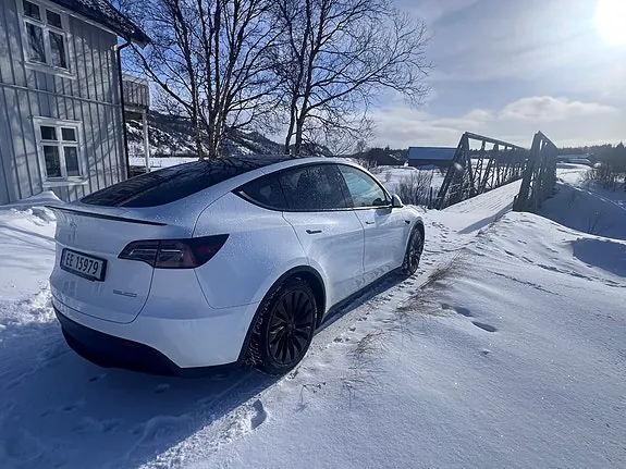Tesla Model Y 2022 photo 2