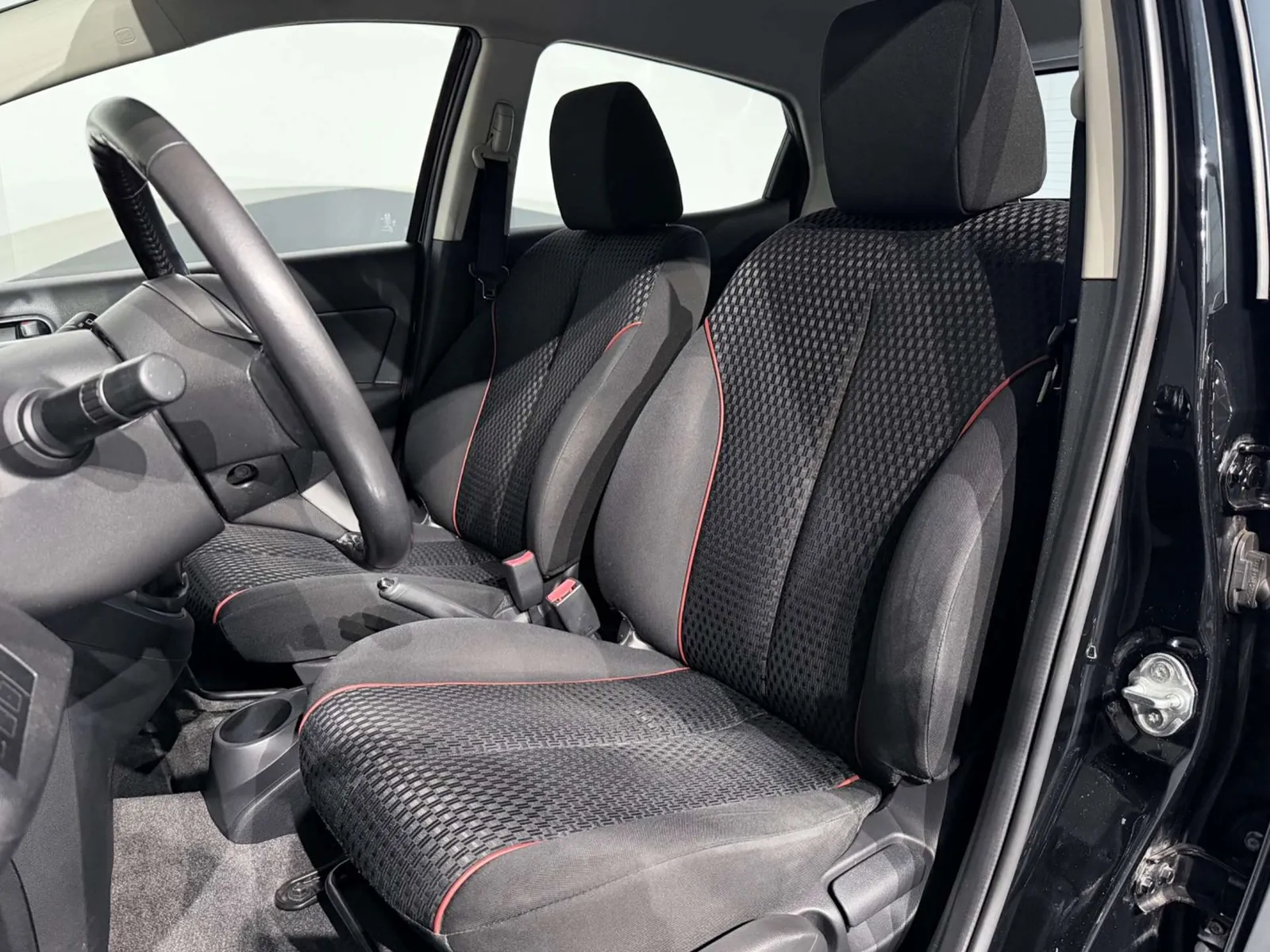 Mazda 2 2012 photo 4