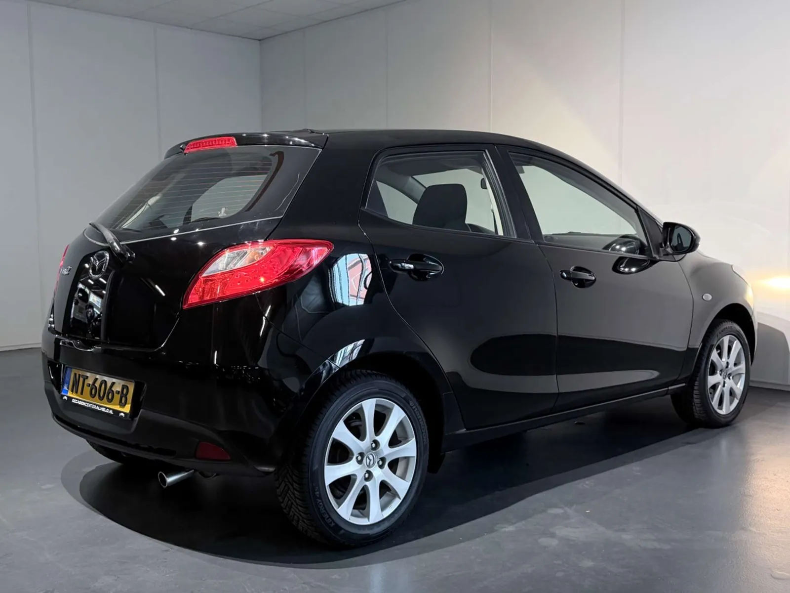 Mazda 2 2012 photo 3