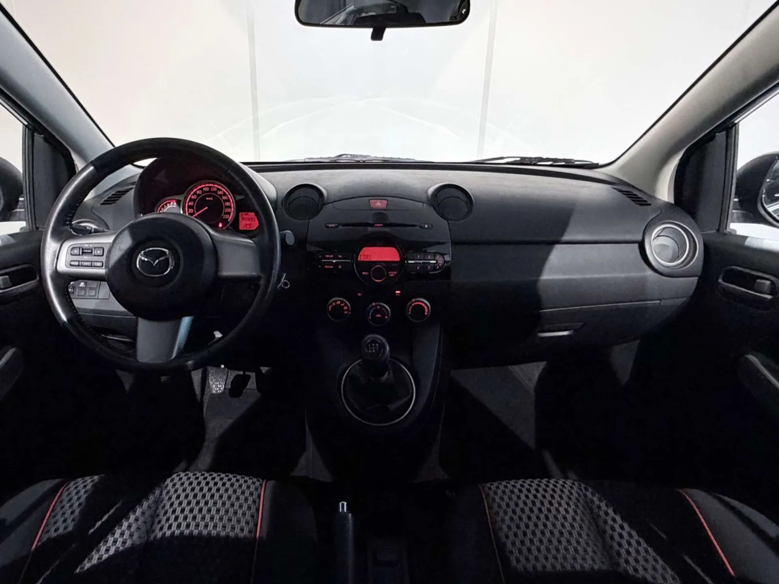 Mazda 2 2012 photo 2