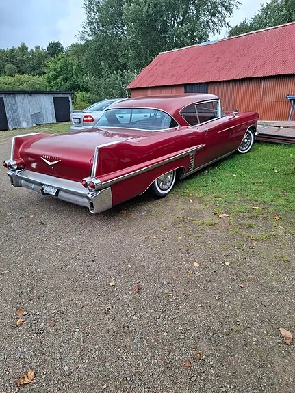 Cadillac Series 62 1957 photo 2