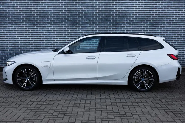 BMW 3 Series 2022 photo 3