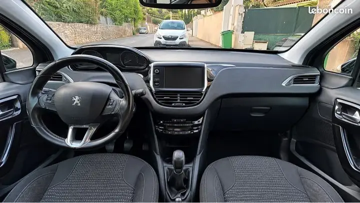 Peugeot 208 2016 photo 3