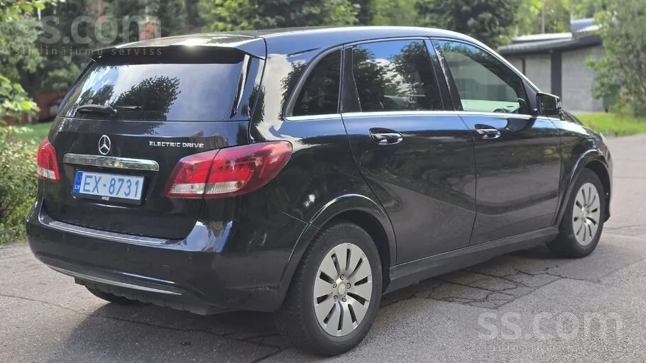 Mercedes-Benz B Electric Drive Compact Sports Tourer 2015 photo 4