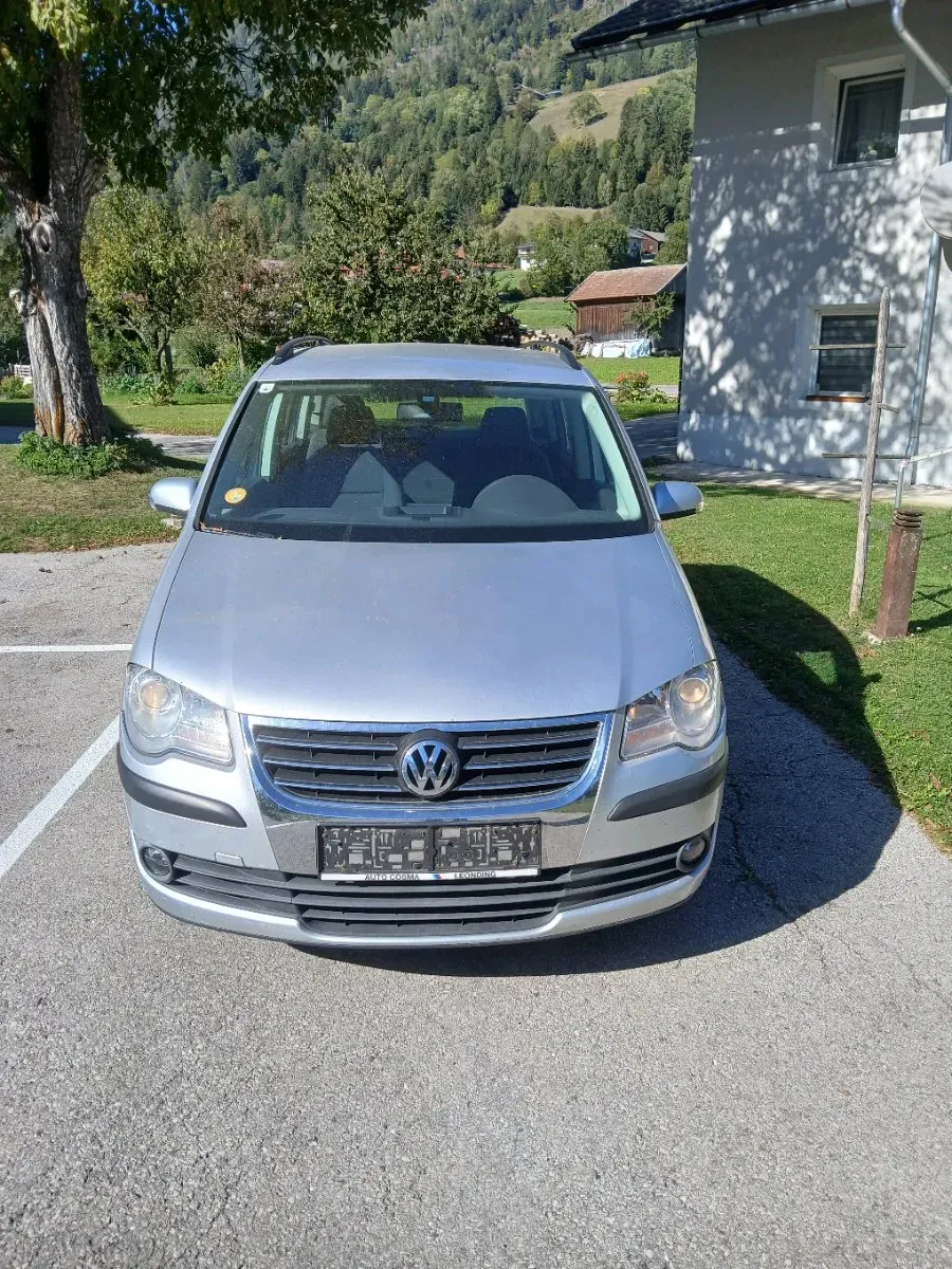 Volkswagen Touran 2008 photo 2