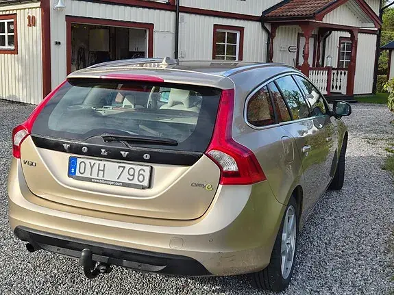 Volvo V60 2012 photo 2