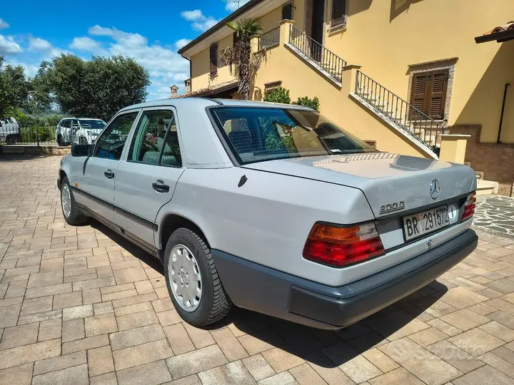 Mercedes-Benz W124 1988 photo 2